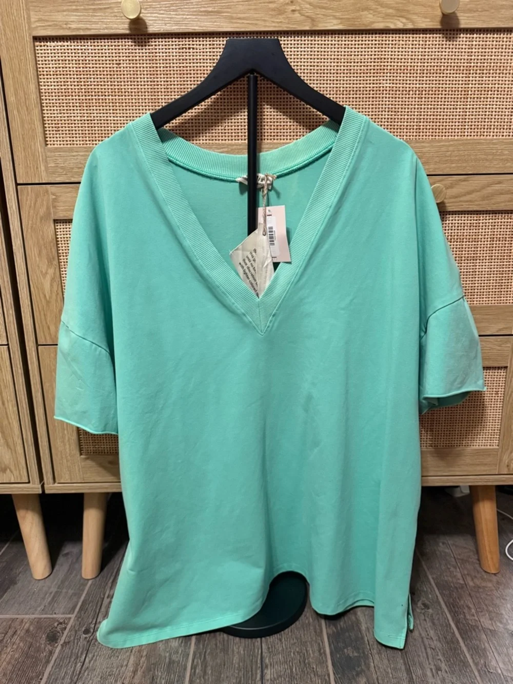Relaxed V-Neck Short Sleeve Tee in Mint